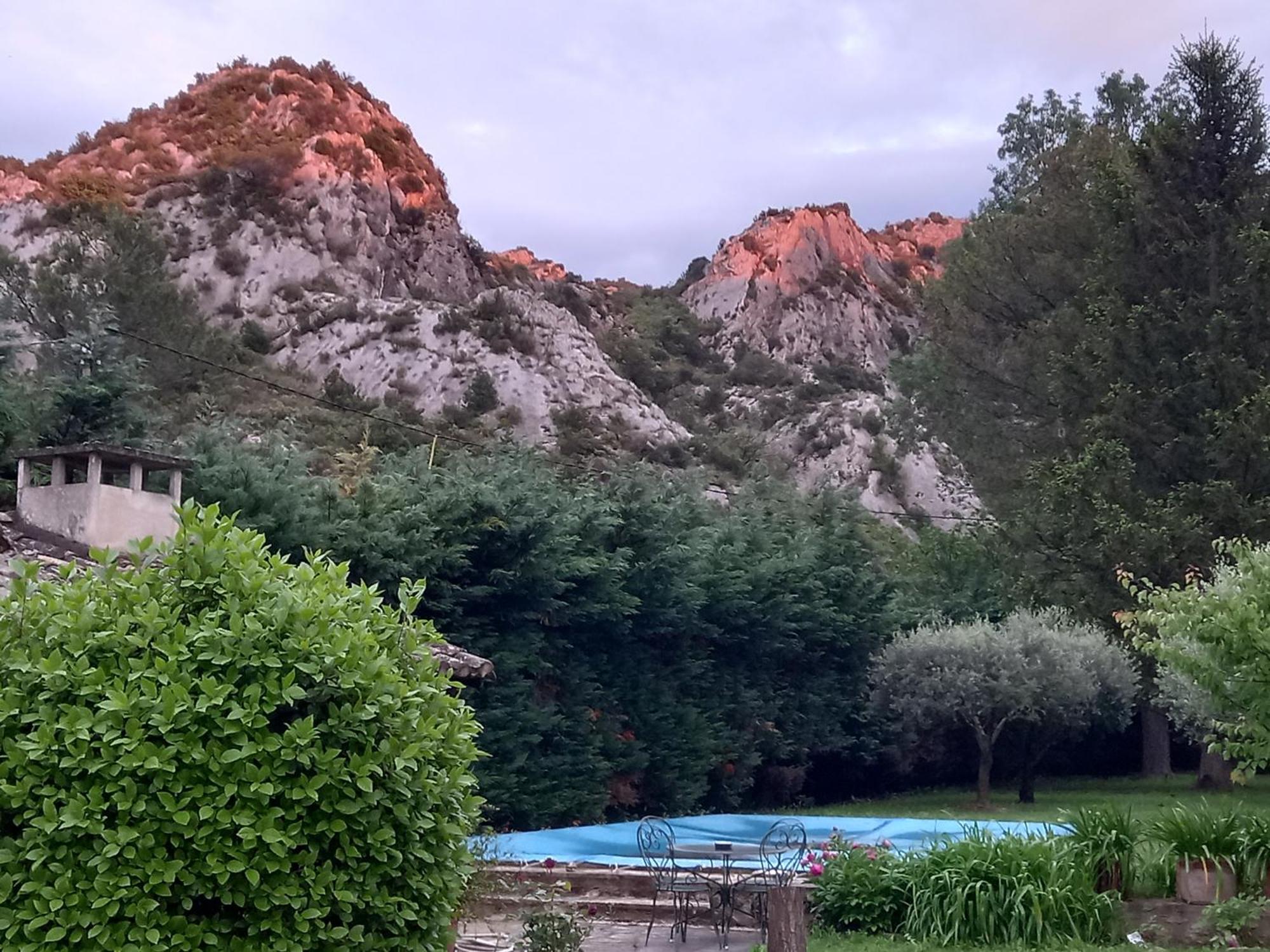 La Roulotte Du Petit Paradis Saint-Rémy-de-Provence Esterno foto